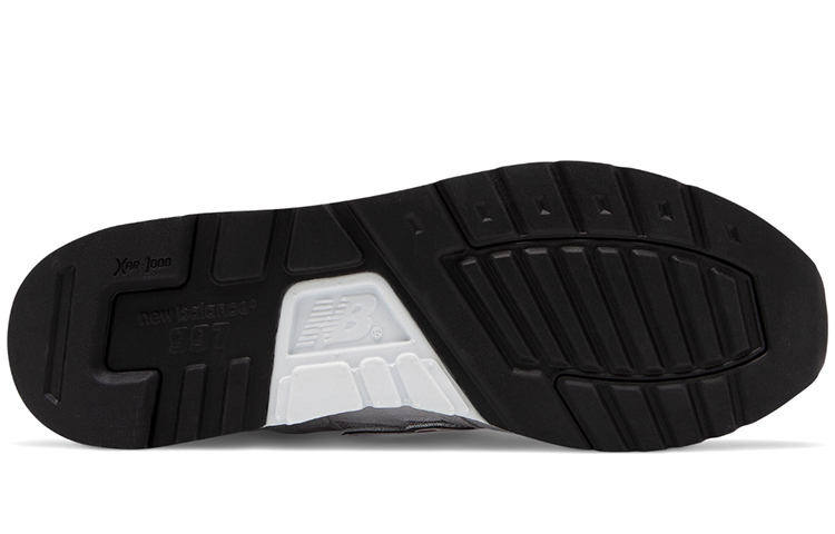 Shop New Balance 997 可拆标志浅灰色 M997LBG