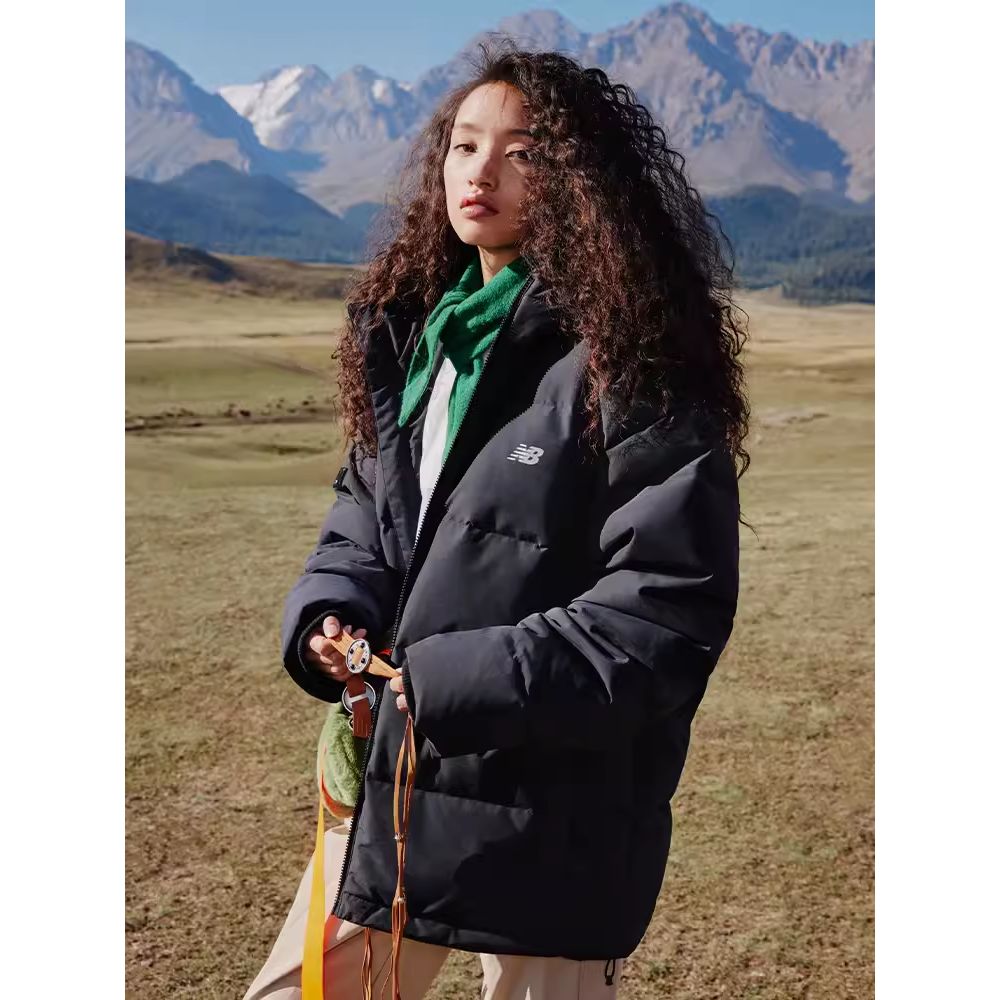 Shop 뉴발란스 블랙 백 로고 미드 렝스 후드 다운 재킷. AMJ33339-BK