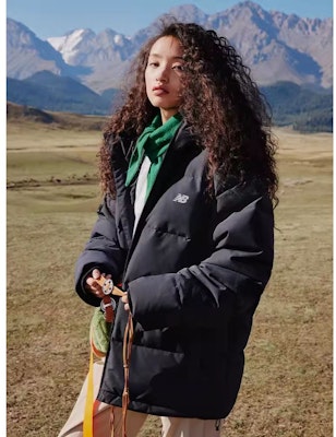 뉴발란스 블랙 백 로고 미드 렝스 후드 다운 재킷. AMJ33339-BK Shop 뉴발란스 블랙 백 로고 미드 렝스 후드 다운 재킷. AMJ33339-BK