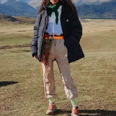 뉴발란스 블랙 백 로고 미드 렝스 후드 다운 재킷. AMJ33339-BK Purchase 뉴발란스 블랙 백 로고 미드 렝스 후드 다운 재킷. AMJ33339-BK