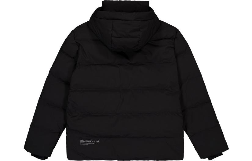 Lookbook Chaqueta Acolchada Negra New Balance con Capucha y Manga Larga Cremallera. NPD46121-BK