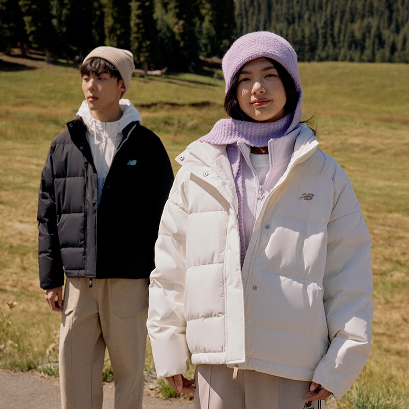 Shop New Balance Jaket Puffer Hitam dengan Cetakan Logo dan Kolar Berdiri. AMJ23345-BK