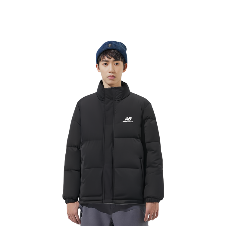 Sizing New Balance Jaket Puffer Hitam dengan Cetakan Logo dan Kolar Berdiri. AMJ23345-BK
