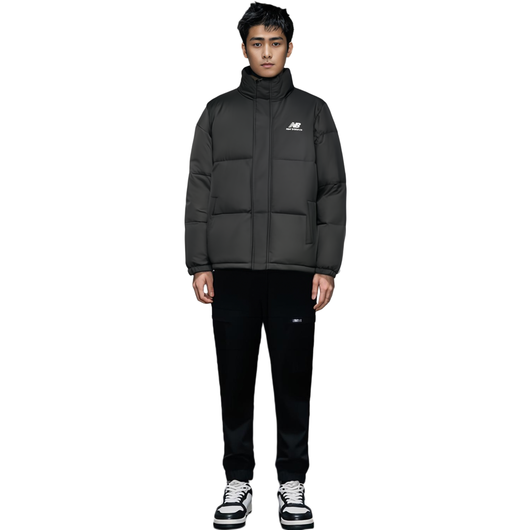 Cheap New Balance Jaket Puffer Hitam dengan Cetakan Logo dan Kolar Berdiri. AMJ23345-BK