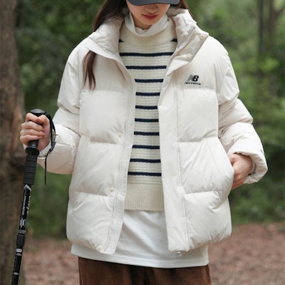 New Balance Jaket Puffer Putih Cream dengan Logo Bordir. NBNPC41013-64 3