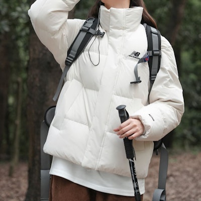 New Balance Jaket Puffer Putih Cream dengan Logo Bordir. NBNPC41013-64 Sizing New Balance Jaket Puffer Putih Cream dengan Logo Bordir. NBNPC41013-64