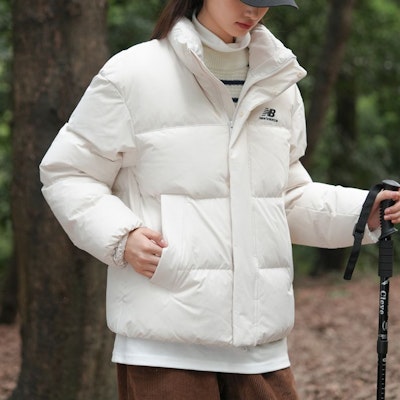 New Balance Jaket Puffer Putih Cream dengan Logo Bordir. NBNPC41013-64 1