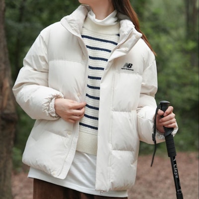 New Balance Jaket Puffer Putih Cream dengan Logo Bordir. NBNPC41013-64 2