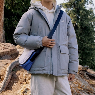 New Balance 灰色連帽羽絨外套 - 時尚保暖休閒款式。 AMJ33321-TAG Shop New Balance 灰色連帽羽絨外套 - 時尚保暖休閒款式。 AMJ33321-TAG