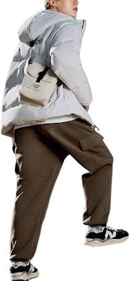 뉴발란스 화이트 패딩 재킷 솔리드 로고 프린트 및 지퍼 후드. AMJ23343-GYM Shop 뉴발란스 화이트 패딩 재킷 솔리드 로고 프린트 및 지퍼 후드. AMJ23343-GYM