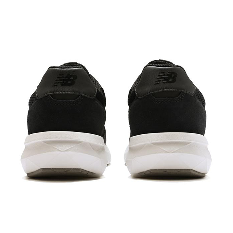 Lookbook New Balance Air Jordan 1 Mid 白色大學紅石墨灰運動鞋 UA800BA1