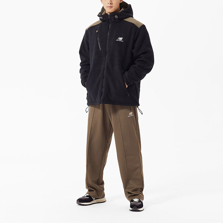 Shop 新百伦黑色多口袋拉链连帽夹克带标志印花 AMJ23317-BK