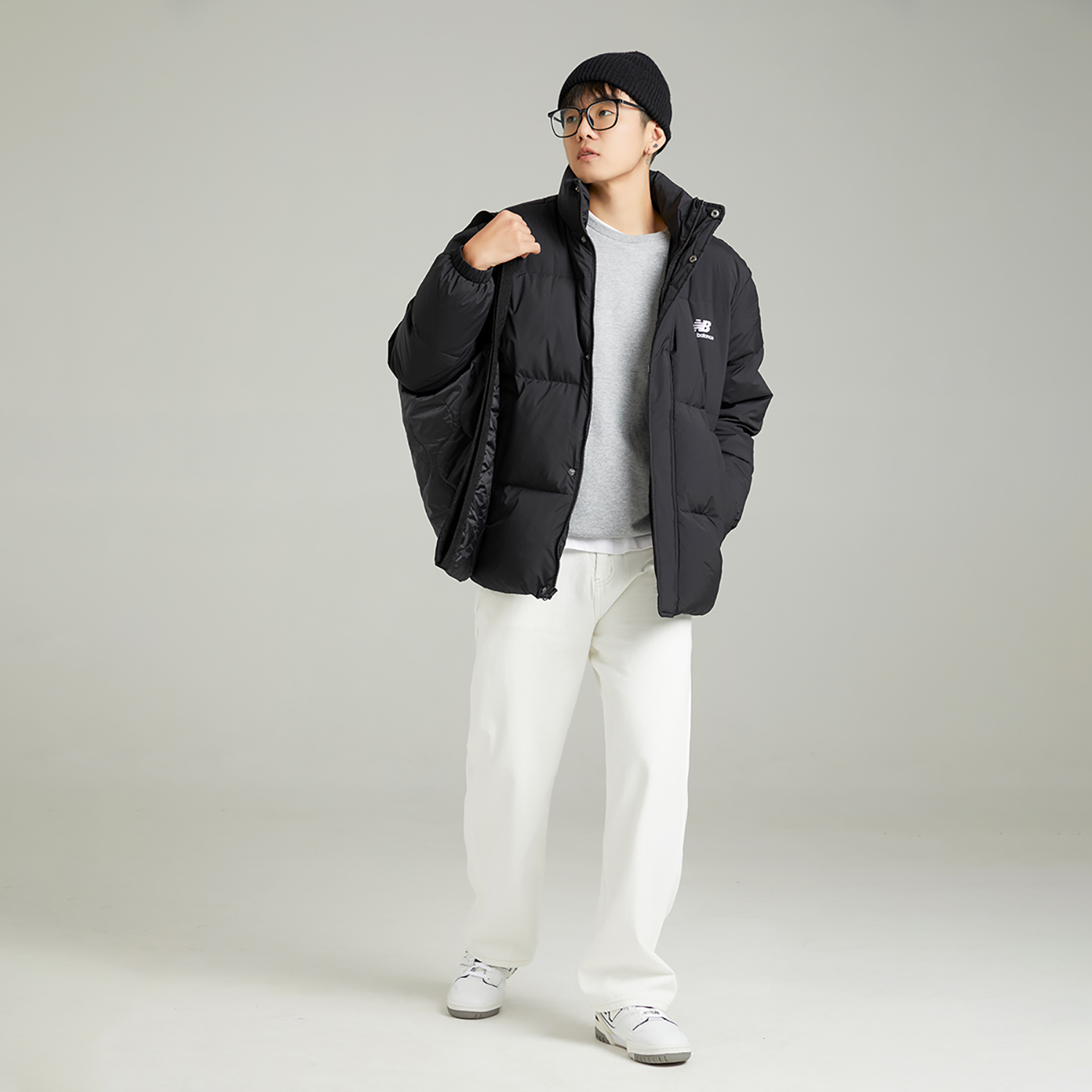 Shop New Balance Jaket Musim Sejuk Unisex Kalispel Tahan Angin Cetakan Logo Hitam. AMJ24359-BK