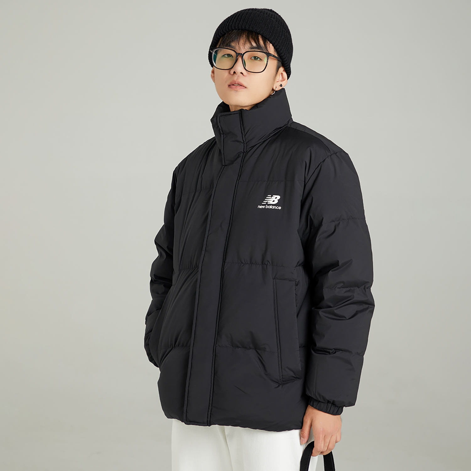 Details for New Balance Jaket Musim Sejuk Unisex Kalispel Tahan Angin Cetakan Logo Hitam. AMJ24359-BK