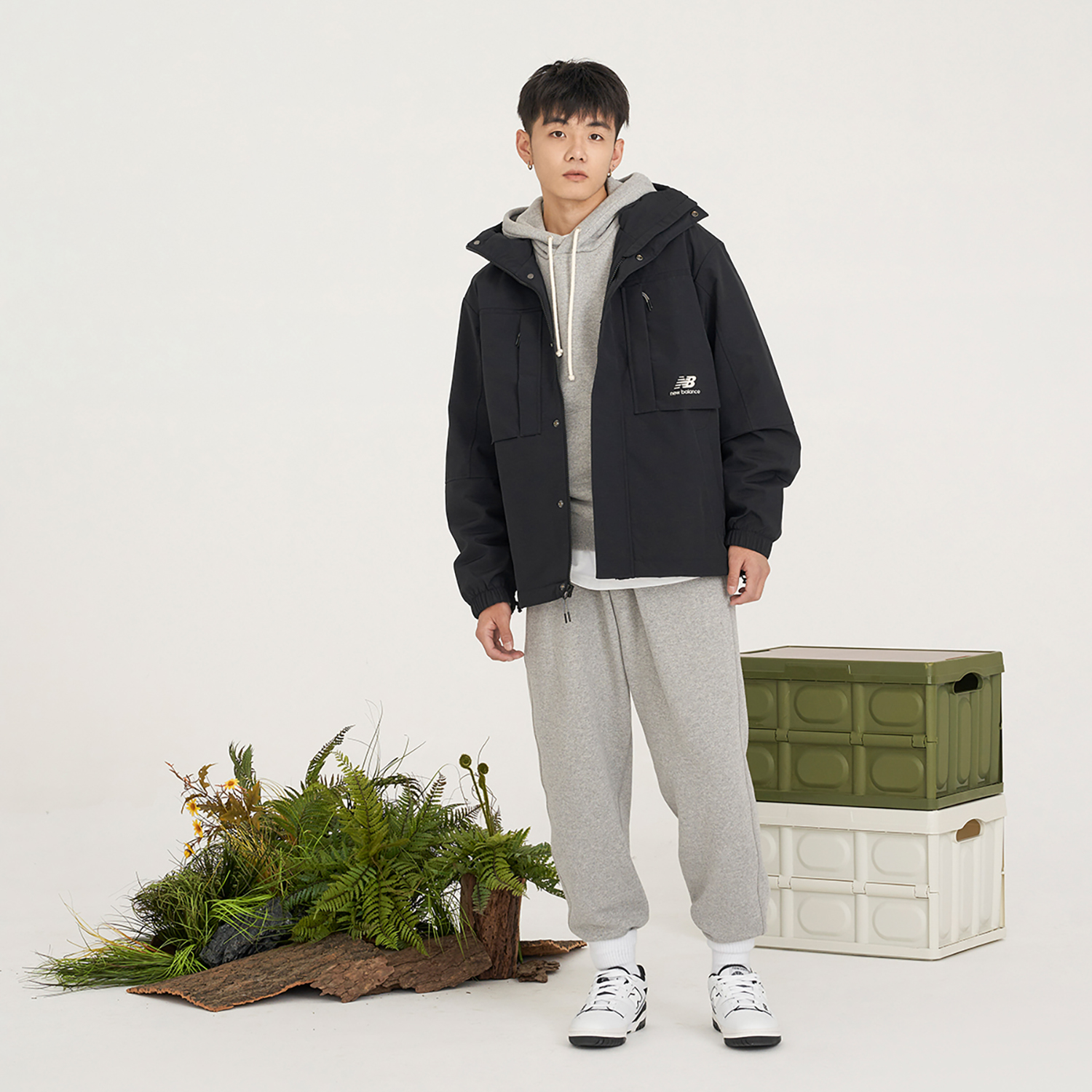 Shop ニューバランス ブラック アウトドア 多機能ポケット フード付き ユーティリティジャケット AMJ31304-BK