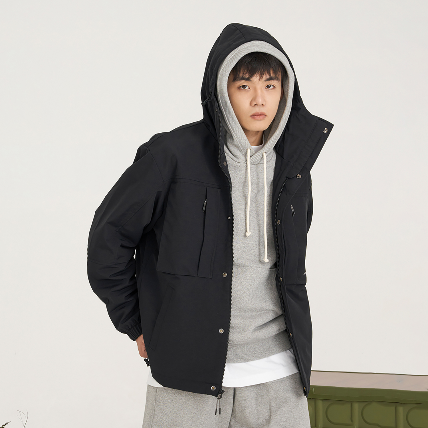 Sizing ニューバランス ブラック アウトドア 多機能ポケット フード付き ユーティリティジャケット AMJ31304-BK