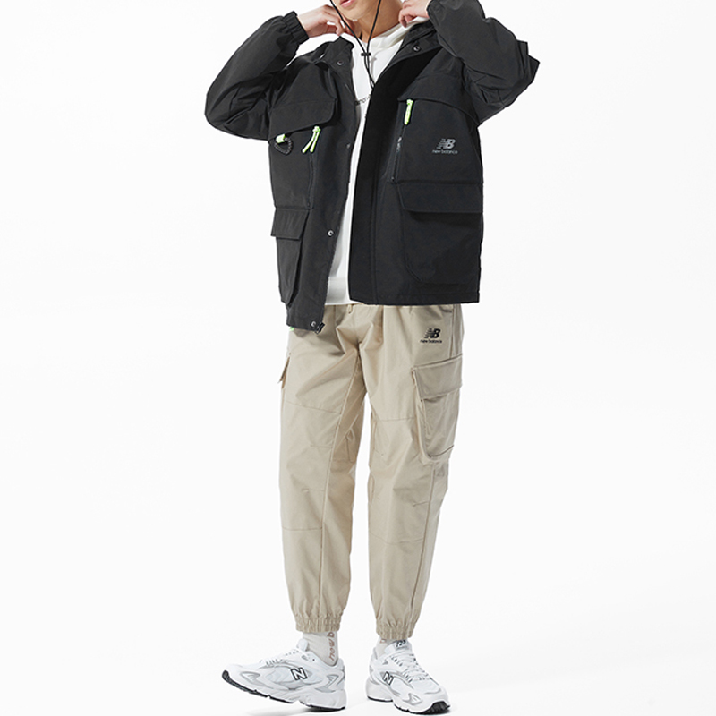 Shop New Balance 黑色復古戶外保暖多口袋工裝外套 AMJ21357-BK