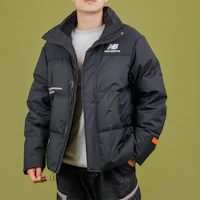 Shop Chaqueta Corta Negra New Balance, Cuello Alto, Invierno Unisex, Acolchada NPA44013-BK