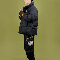 Sizing Chaqueta Corta Negra New Balance, Cuello Alto, Invierno Unisex, Acolchada NPA44013-BK