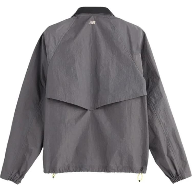 Lookbook New Balance Jaket Unisex Tahan Angin Breathable Abu-Abu Muda UJ45170-MGT
