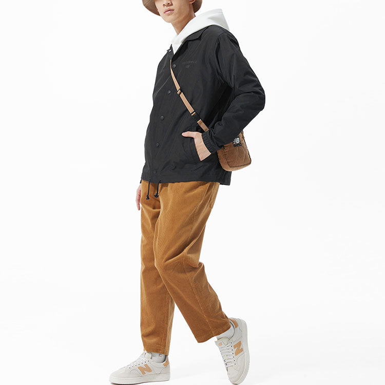 Shop New Balance 經典常青教練外套 黑色 男女休閒秋季服飾 AMJ21551-BK