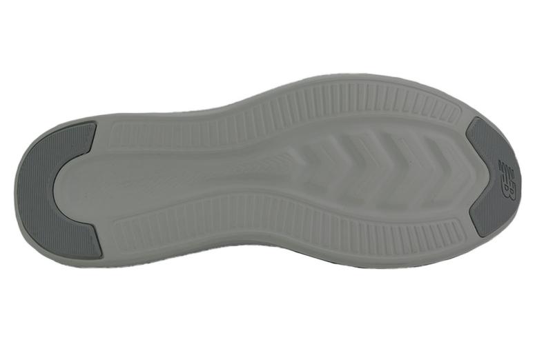 Shop New Balance Coast v4 低筒休閒跑步鞋 黑色