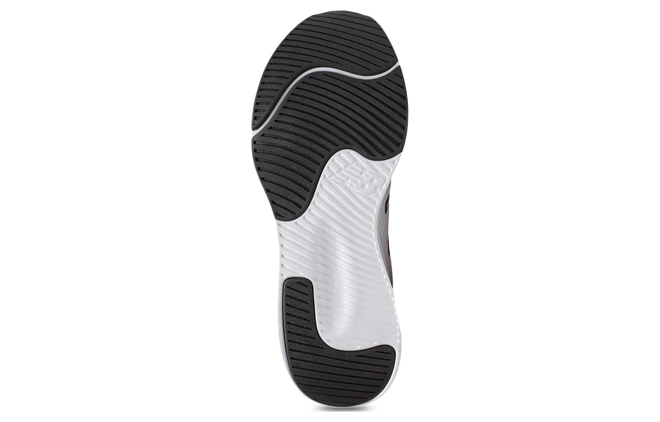 Shop ニューバランス DynaSoft シューズ (ホワイト) MSTRNLS1