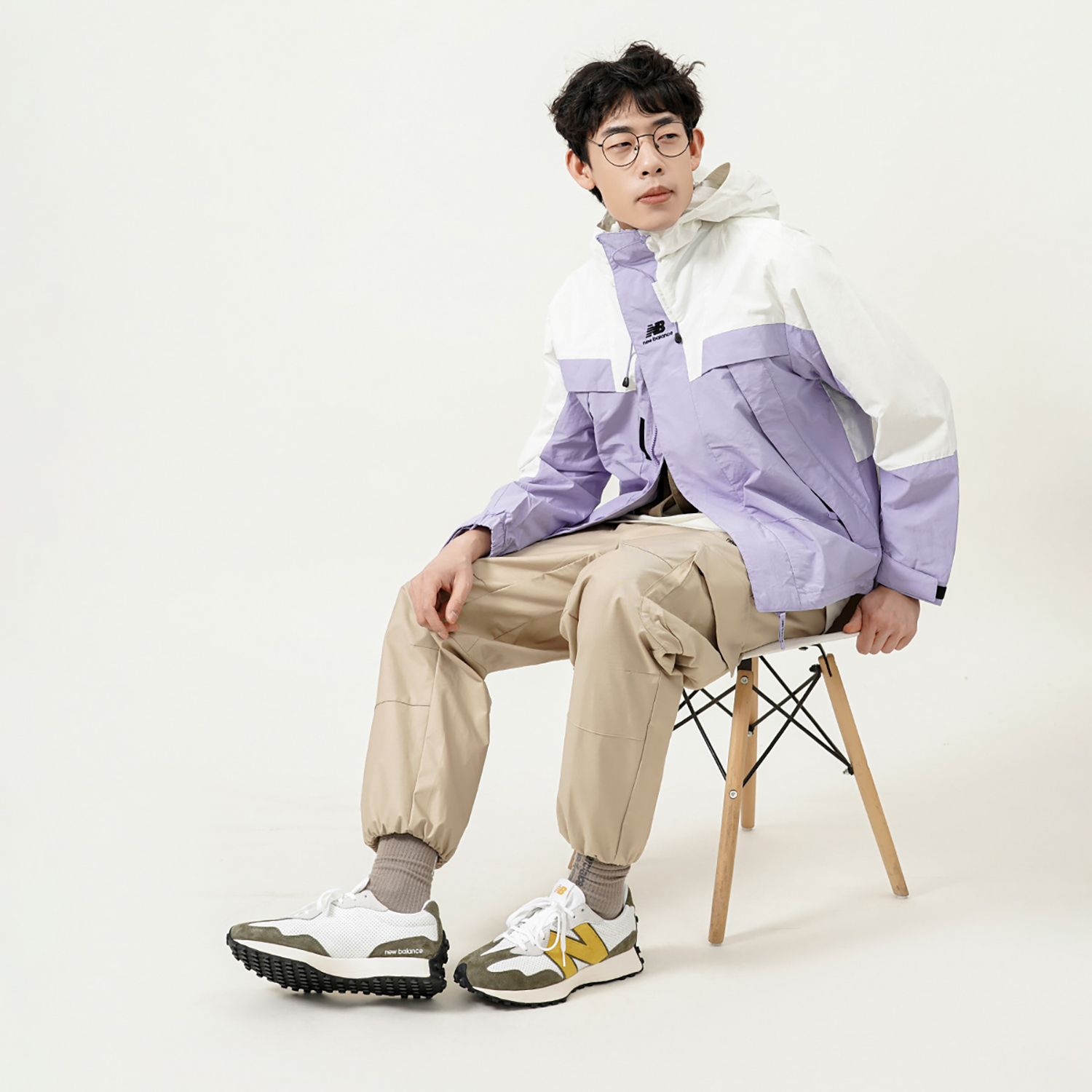 Shop New Balance 刺绣标志拼色连帽外套 男女款 紫色 5AC14103-DV