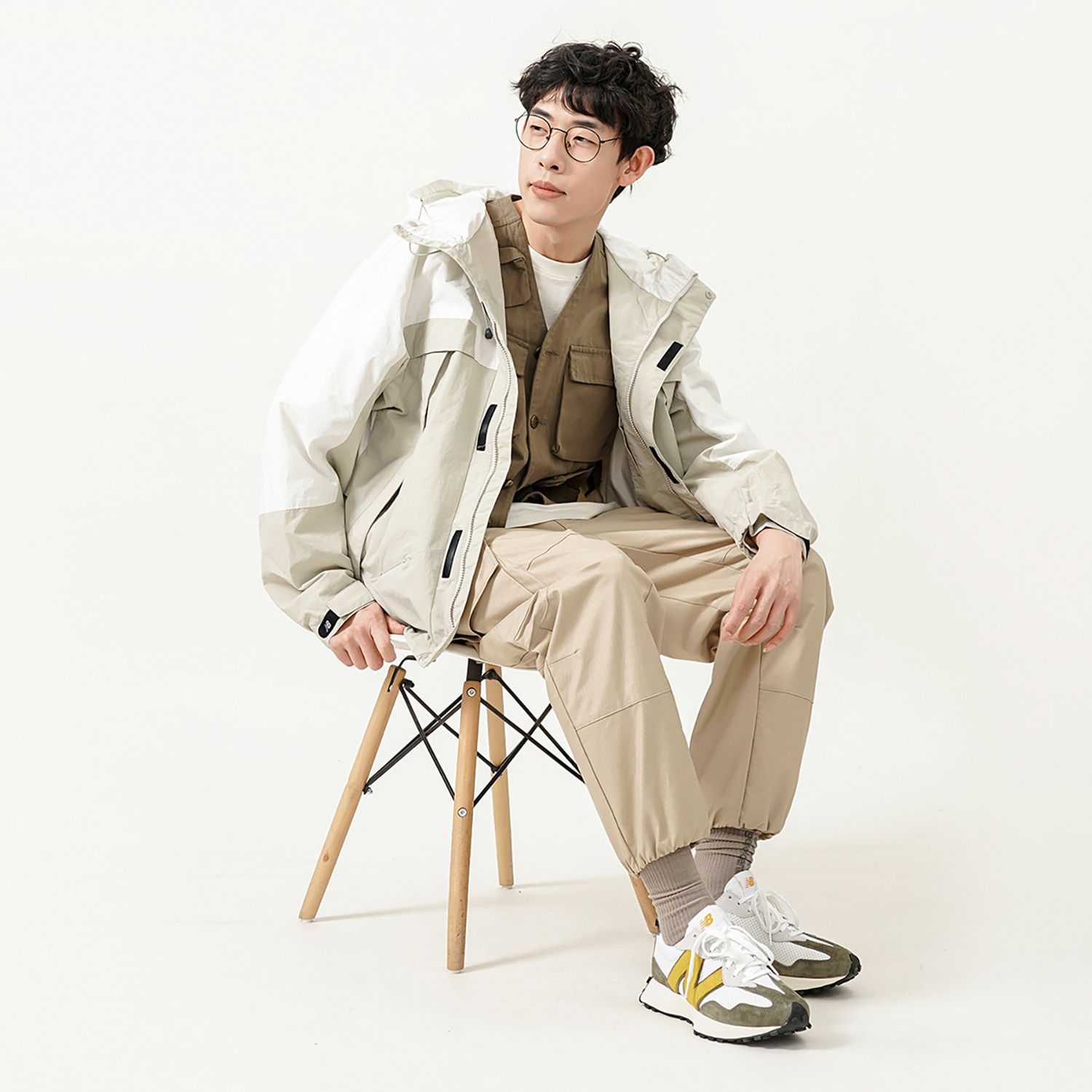 Shop New Balance 刺绣logo拼色连帽外套 白色 男女同款 秋季系列 5AC14103-BEI