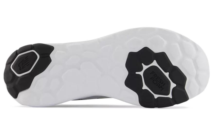 Shop New Balance Fresh Foam Roav v2 低筒跑步鞋 黑灰色