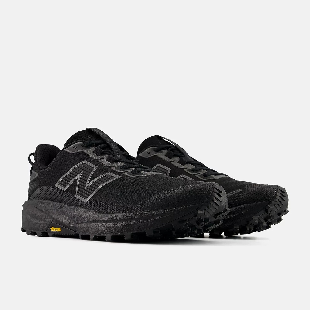 Shop New Balance FuelCell Rebel 越野跑鞋 MRBT8R0-2E