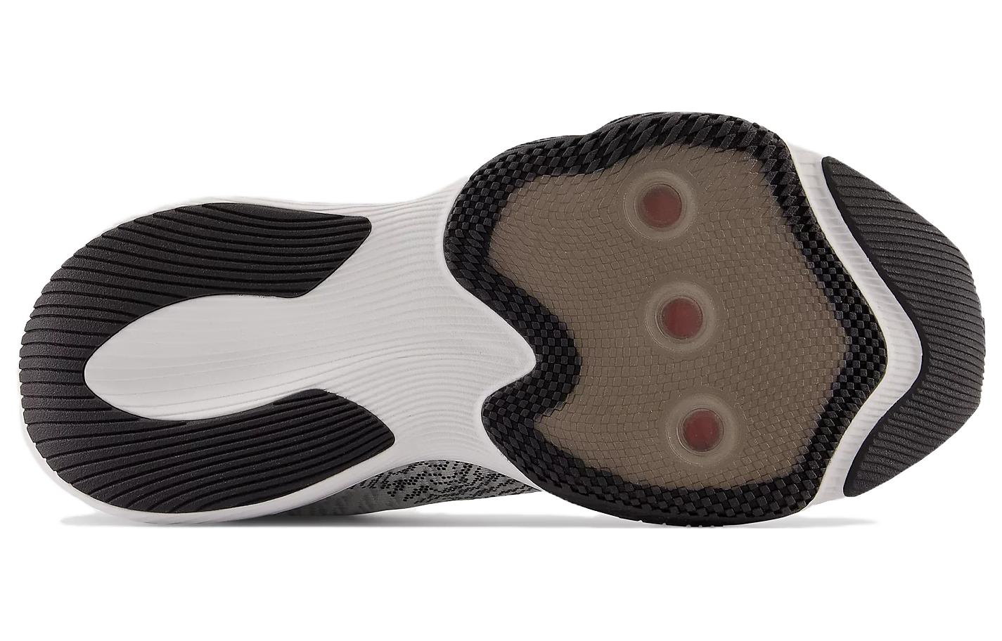 Shop ニューバランス FuelCell Shift TR v2 白黒 MXSHFTW2