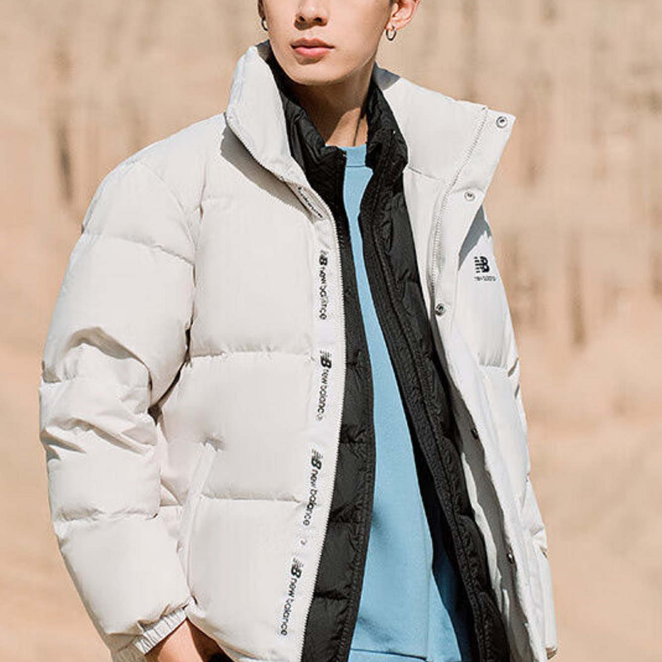 Lookbook New Balance FW22 Jaket Down Hangat Pria Logo Putih Kerah Tinggi AMJ23345-GYM