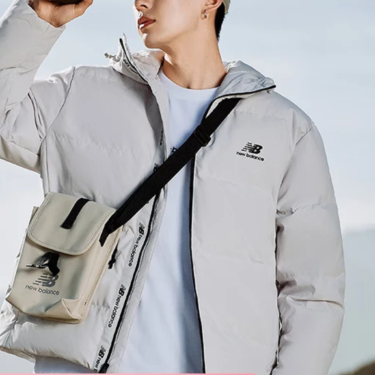 Shop New Balance FW22 Jaket Down Hangat Pria Logo Putih Kerah Tinggi AMJ23345-GYM