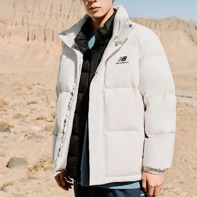 New Balance FW22 Jaket Down Hangat Pria Logo Putih Kerah Tinggi AMJ23345-GYM Purchase New Balance FW22 Jaket Down Hangat Pria Logo Putih Kerah Tinggi AMJ23345-GYM