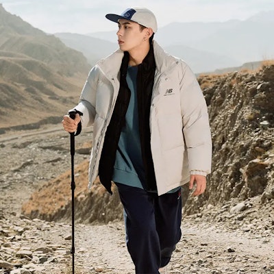 New Balance FW22 Jaket Down Hangat Pria Logo Putih Kerah Tinggi AMJ23345-GYM Sizing New Balance FW22 Jaket Down Hangat Pria Logo Putih Kerah Tinggi AMJ23345-GYM