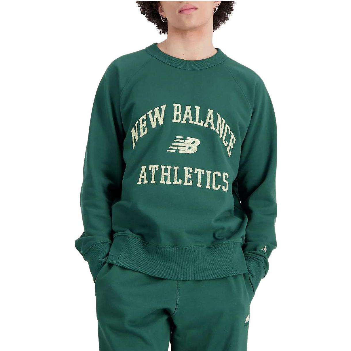 Shop 新百伦绿色复古字母印花圆领套头卫衣 MT33550-NWG