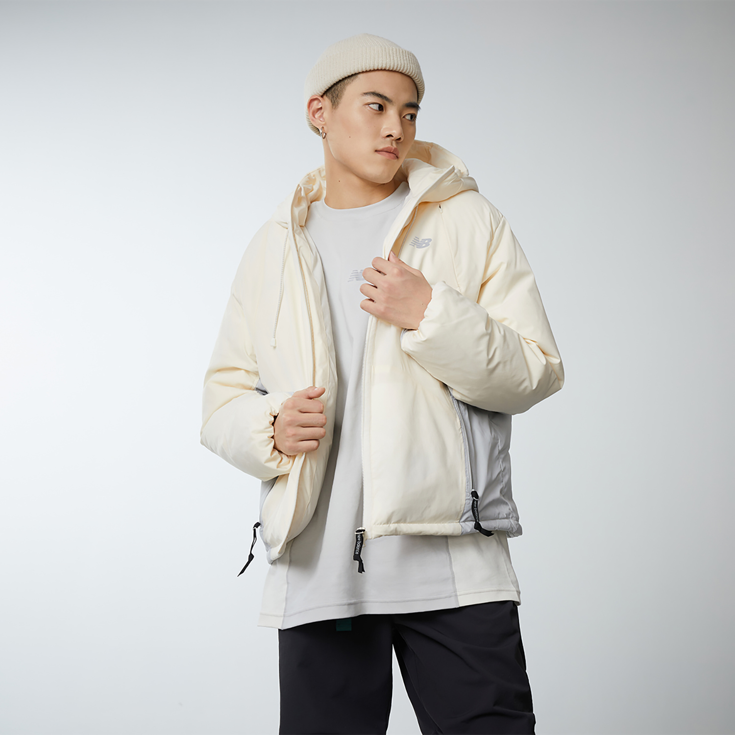 Shop New Balance Hollywood Easy Pants Hyper Sports 男女白色羽絨外套。 NPD4T093-WT