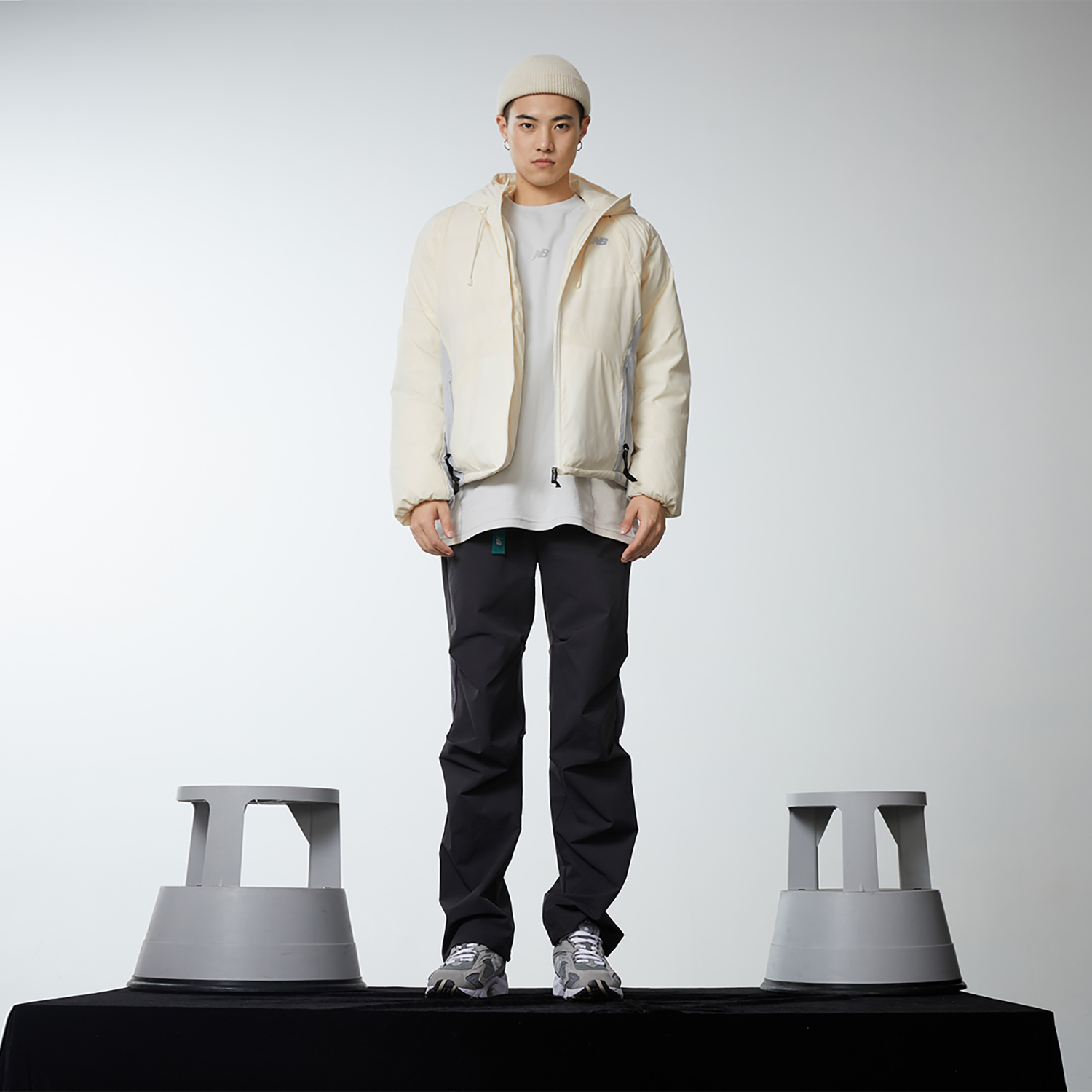 Purchase New Balance Hollywood Easy Pants Hyper Sports 男女白色羽絨外套。 NPD4T093-WT