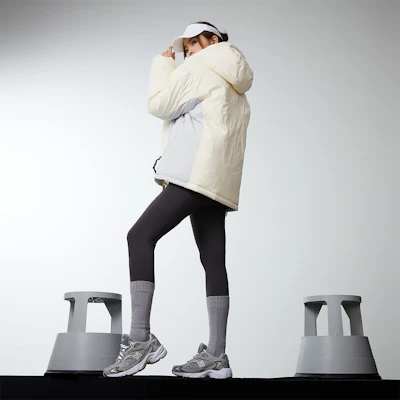 New Balance Hollywood Easy Pants Hyper Sports 男女白色羽絨外套。 NPD4T093-WT 1