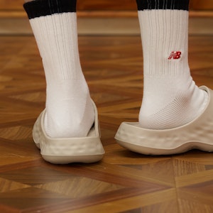 New Balance HUP 防滑舒適 運動拖鞋 男女皆宜 米色 2