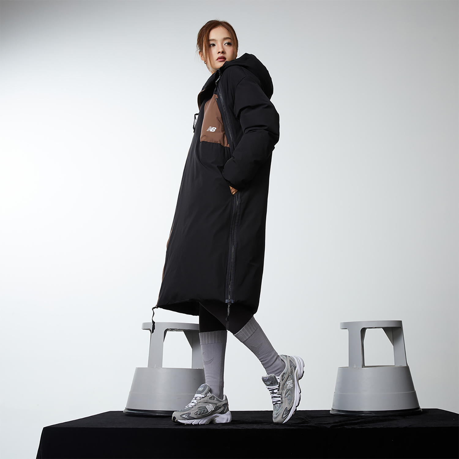 Shop Abrigo Unisex con Capucha New Balance Hyper Sports Colorblock Negro. NPD4T103-BK