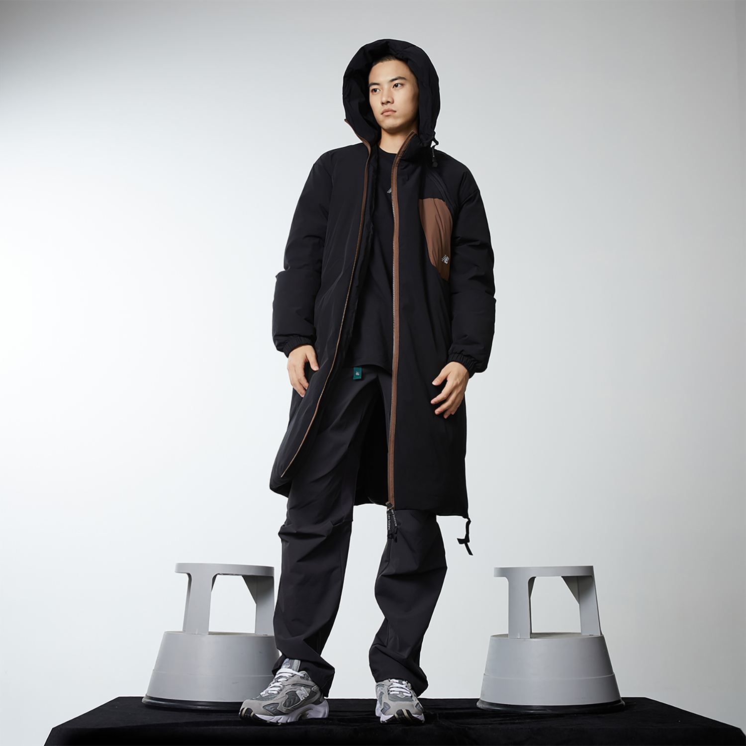 Sizing Abrigo Unisex con Capucha New Balance Hyper Sports Colorblock Negro. NPD4T103-BK