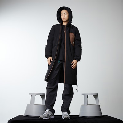 Abrigo Unisex con Capucha New Balance Hyper Sports Colorblock Negro. NPD4T103-BK Sizing Abrigo Unisex con Capucha New Balance Hyper Sports Colorblock Negro. NPD4T103-BK