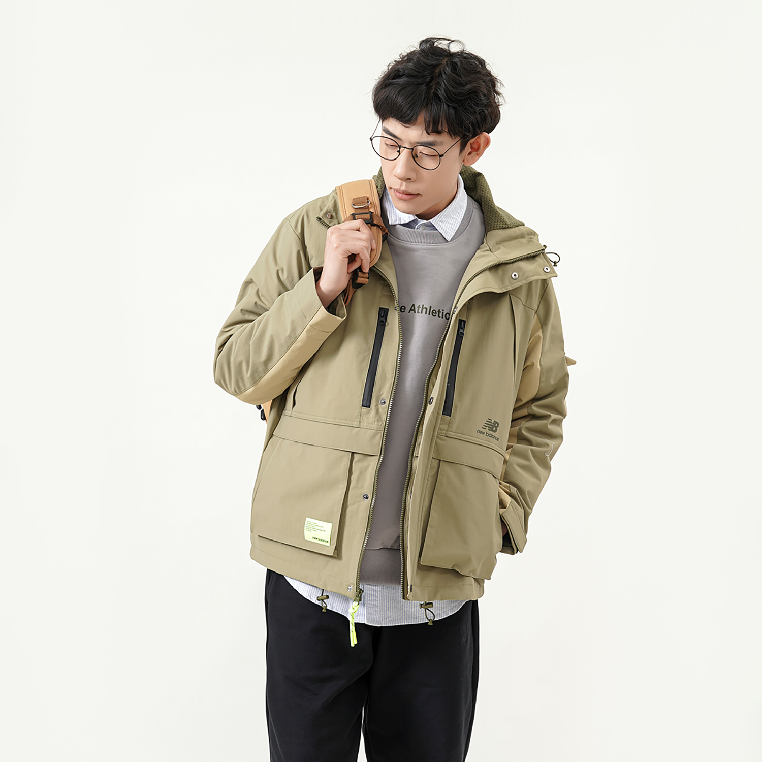 Shop 新百伦卡其色户外多口袋连帽夹克 AMJ21356-TCO
