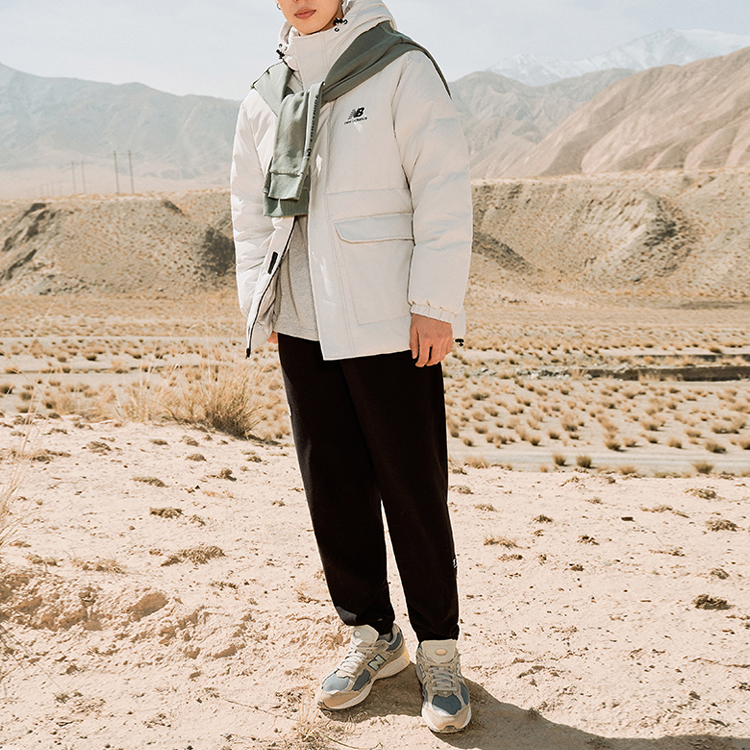 Shop New Balance Jaket Hoodie Putih Zip Tersembunyi dengan Logo. AMJ23340-GYM