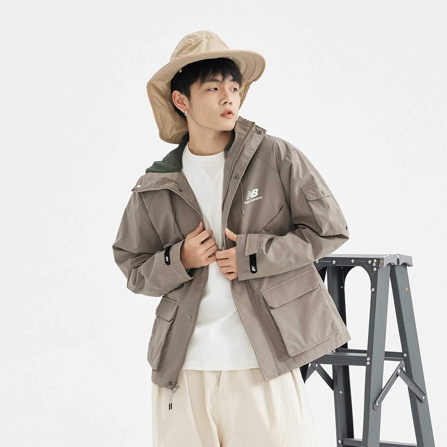 Sizing New Balance 標誌連帽防風外套 男女同款 亞麻色 AMJ31320-DRI