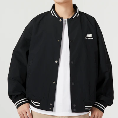New Balance Jaket Hitam Longgar Logo Printed Woven AMJ33362-BK Shop New Balance Jaket Hitam Longgar Logo Printed Woven AMJ33362-BK