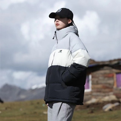 New Balance Logo Zipper Short Puffer Jacket Unisex Light Grey 5PC44283-GR Details for New Balance Logo Zipper Short Puffer Jacket Unisex Light Grey 5PC44283-GR