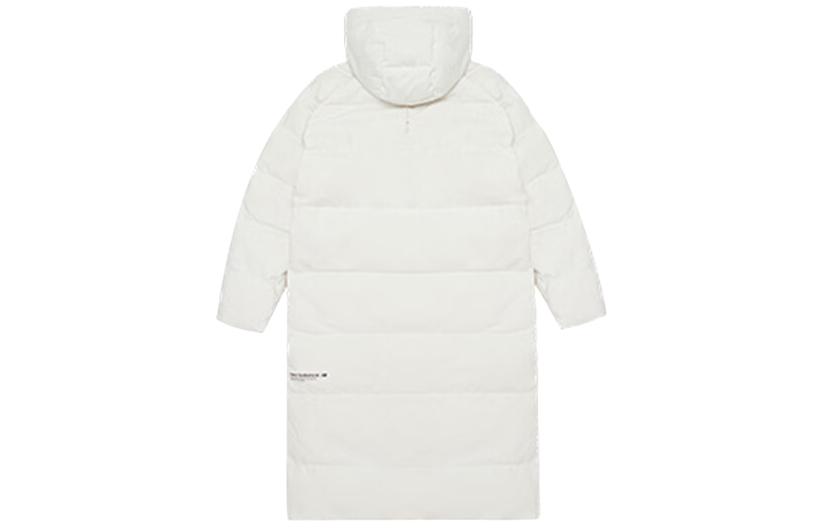 Lookbook New Balance Abrigo Largo Blanco con Capucha Unisex de Plumas Invierno. NPD46141-WT